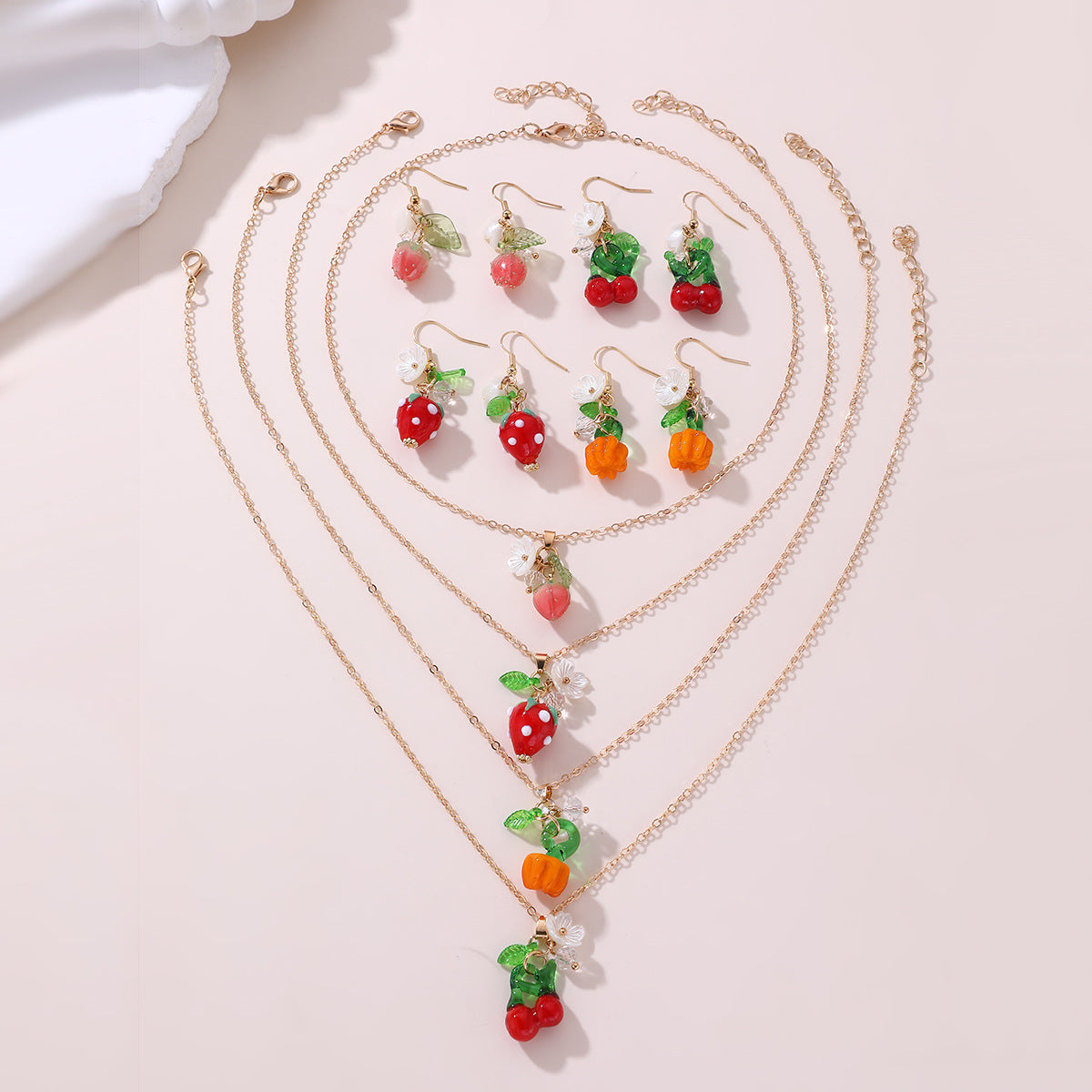 Bonito collar de clavícula con colgante en forma de fruta para niñas con diseño de lazo, material de resina, acabado esmaltado y cadena de cuentas redondas.