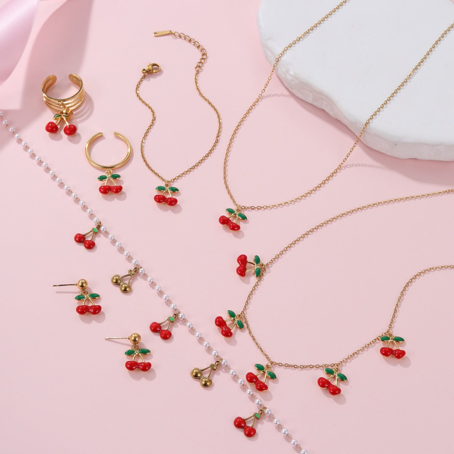 Parure di Collana con Pendente a Ciliegia e Orecchini in Acciaio Inossidabile con Finitura Placcata da Donna