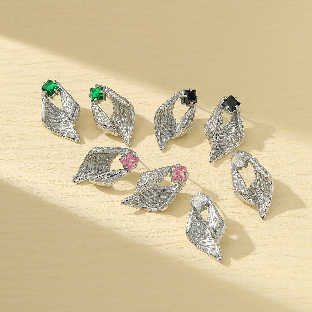 Pendientes vintage de acero titanio con forma de concha geométrica y circonitas incrustadas para mujer