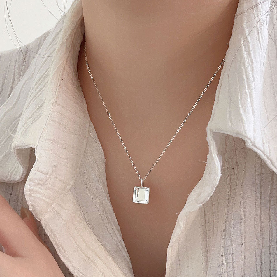 Collana con ciondolo a tulipano geometrico minimalista in argento sterling 925 con finitura placcata su catena a serpente