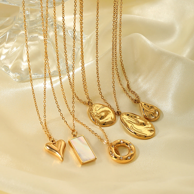 Collana con Ciondolo a Cuore in Acciaio al Titanio Stile INS con Catena in Acciaio Inossidabile Placcato Oro 18K e Dettagli in Strass Pavé