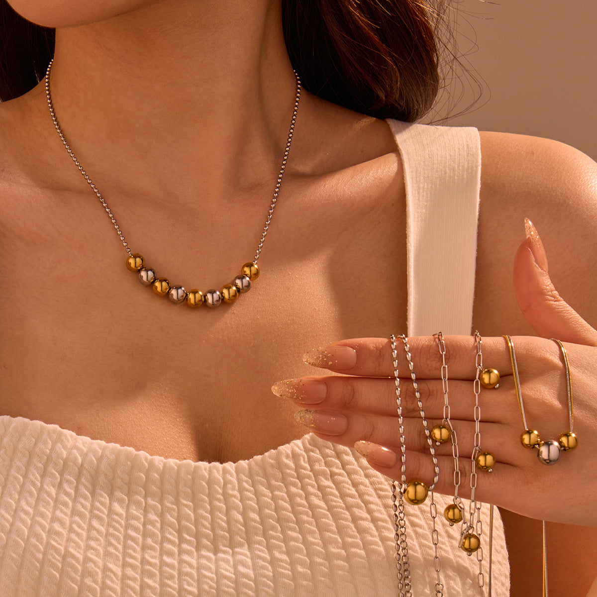 Collana da donna minimalista geometrica con perline, catena in acciaio inossidabile con medaglione e finitura placcata
