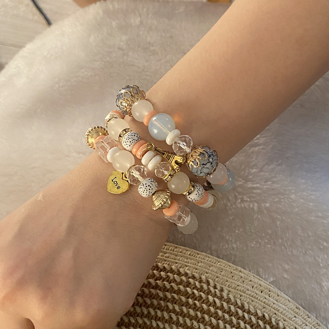 Fashion Heart-Shaped Acrylic Beaded Bracelet for Women with Handmade Craftsmanship