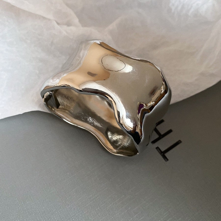 Pulsera de metal con patrón de cuadrícula geométrica de tono frío minimalista con acabado galvanizado para mujer