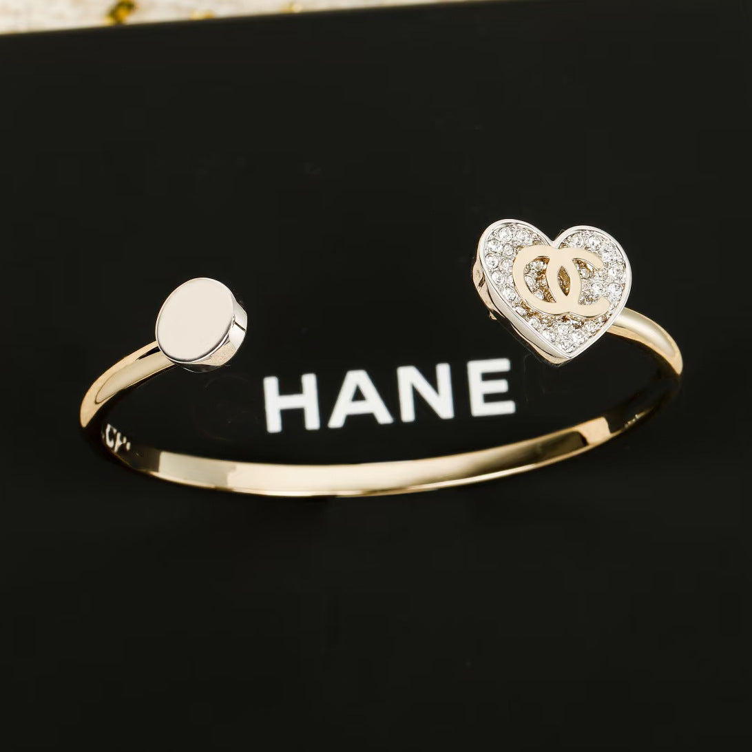 Orecchini da donna placcati oro in ottone con zirconi cubici a forma di cuore, perni in argento sterling 925