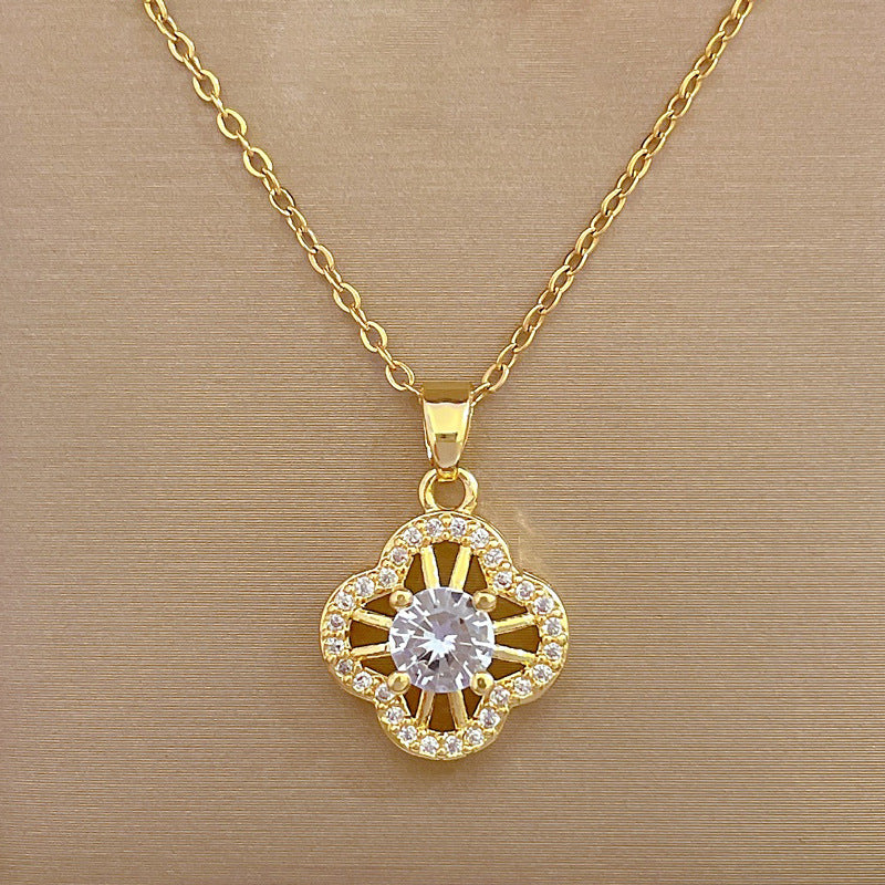 Set di Collana e Orecchini Lusso da Donna in Acciaio al Titanio con Trifoglio e Accenti di Strass Micro-Pavé per Eventi Formali