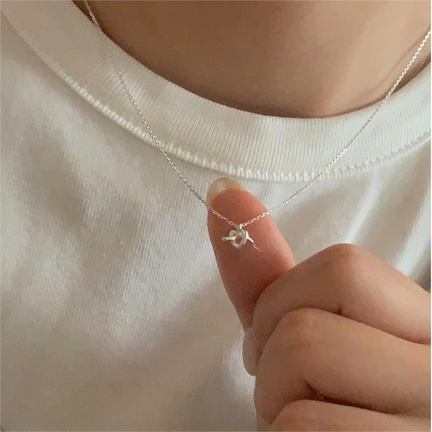 Collana con Chiave a Cuore Annodato dal Tono Freddo Minimalista in Argento Sterling 925 con Accenti Geometrici su Catena Box
