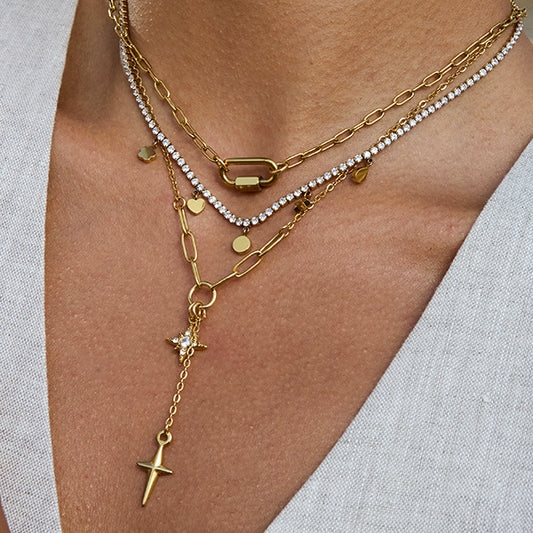 Collar de acero titanio con estrella minimalista de cuatro puntas con acabado chapado para mujer