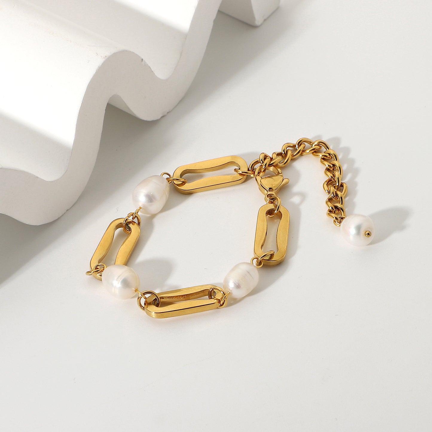 Bracciale Geometria Barocca in Acciaio Inossidabile Placcato Oro 18K con Maglie Rettangolari e Perle di Acqua Dolce