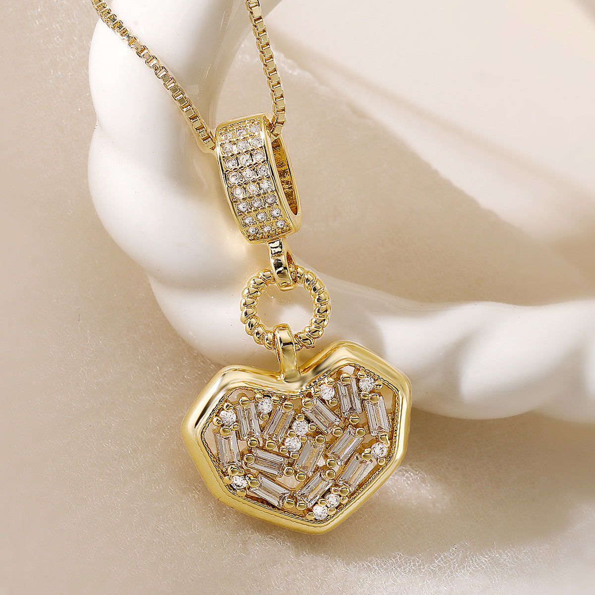 Collar Pendiente Geométrico Minimalista para Mujer en Cobre con Baño de Oro de 18K e Incrustaciones de Circones
