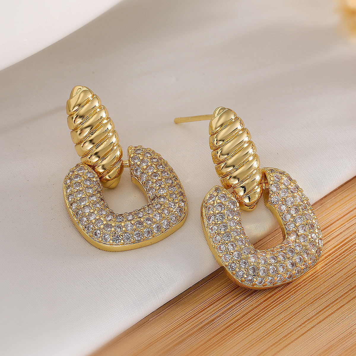 Orecchini Geometrici Minimalisti da Donna in Ottone con Placcatura in Oro 18K e Intarsio in Zirconi