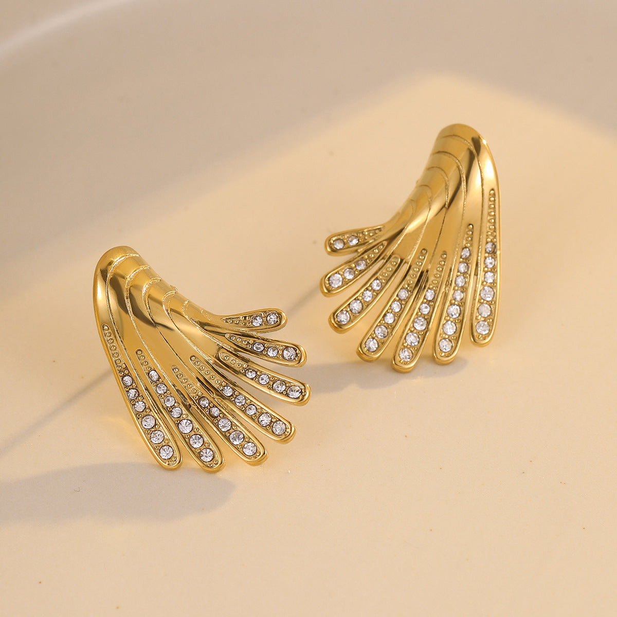 Orecchini a perno da donna alla moda irregolari a forma di ala in acciaio inossidabile con zirconia micro-incastonata