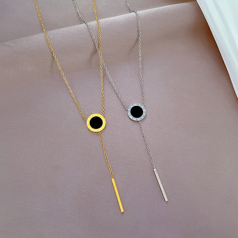 Collana a catena girocollo minimalista in acciaio al titanio con ciondolo geometrico e dettagli floreali