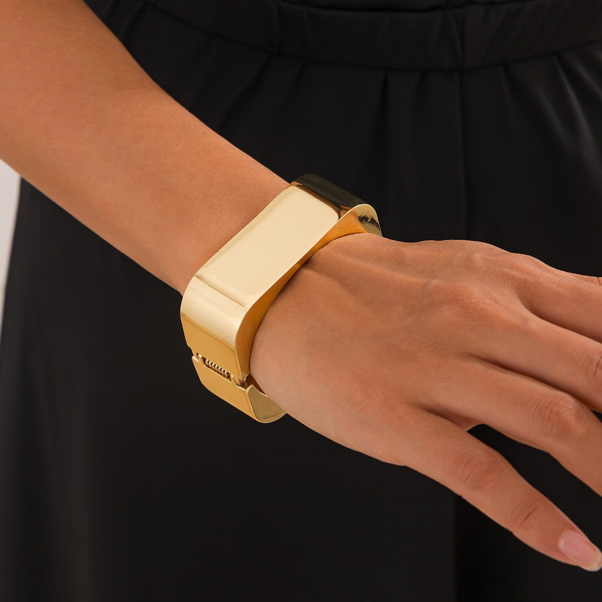 Pulsera cuadrada de metal retro para mujer con acabado chapado y diseño de resorte