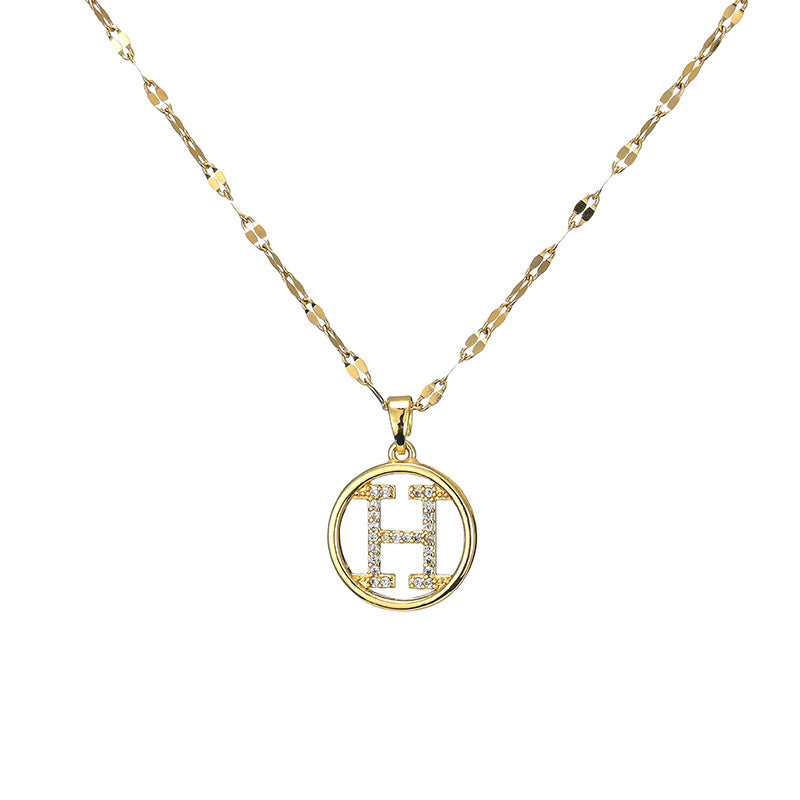 Collar con colgante de letra hueca minimalista en acero de titanio con incrustaciones de diamantes de imitación en cadena de cuentas