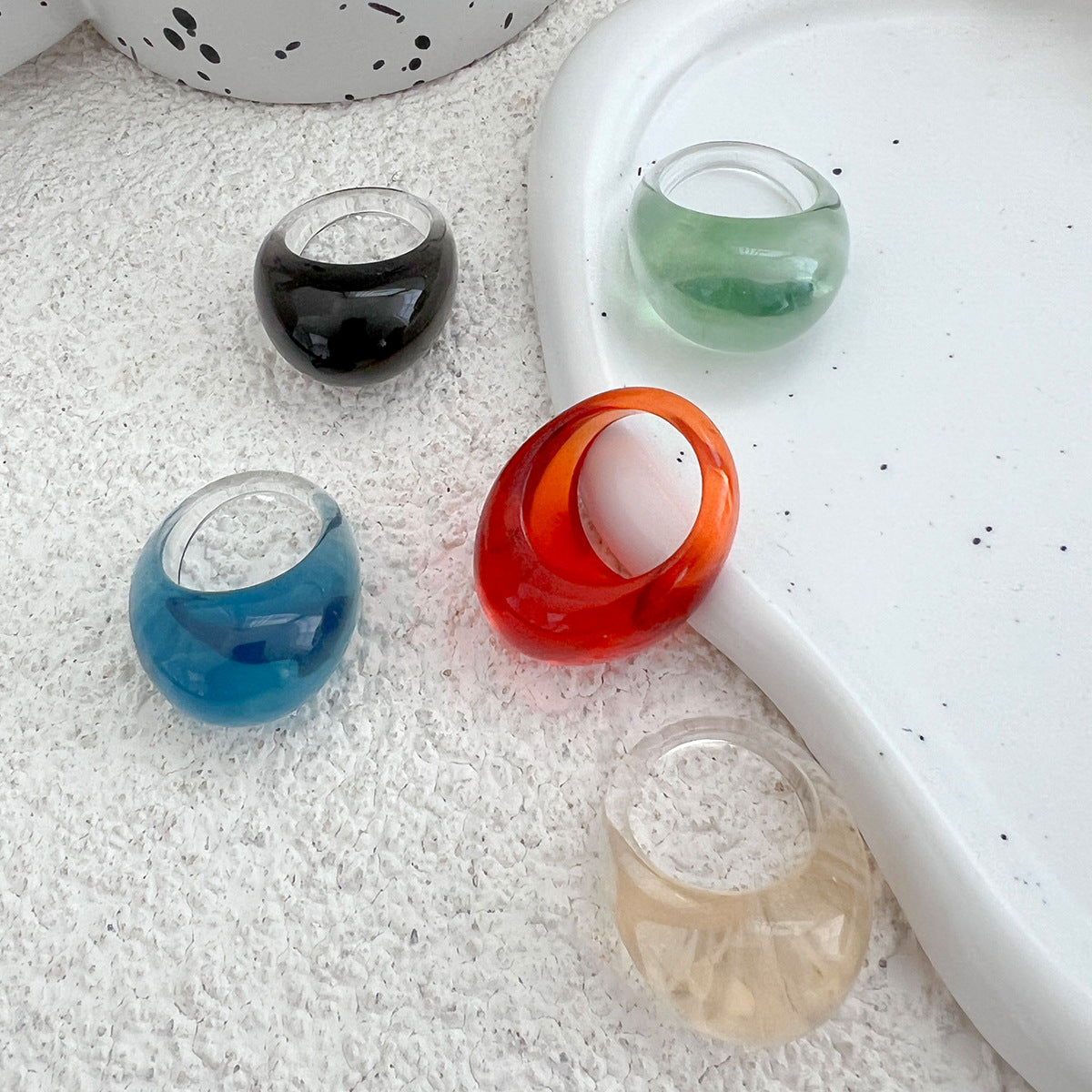 Anello da donna in resina geometrico minimalista con effetto marmorizzato e finitura epossidica lucida