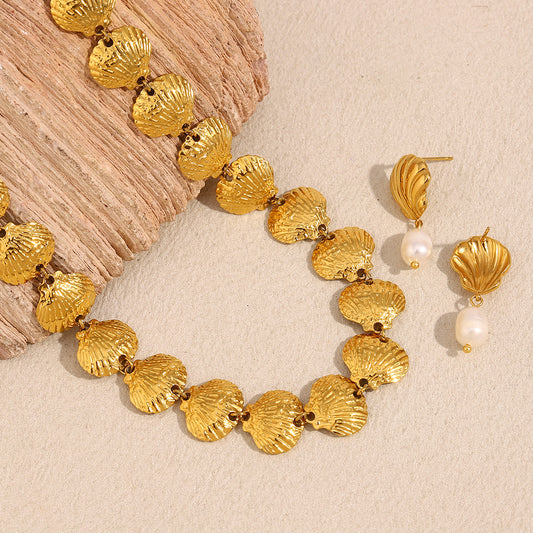 Elegante collar con colgante de concha festoneada de inspiración vintage para mujer, acero inoxidable con baño de oro de 18 quilates