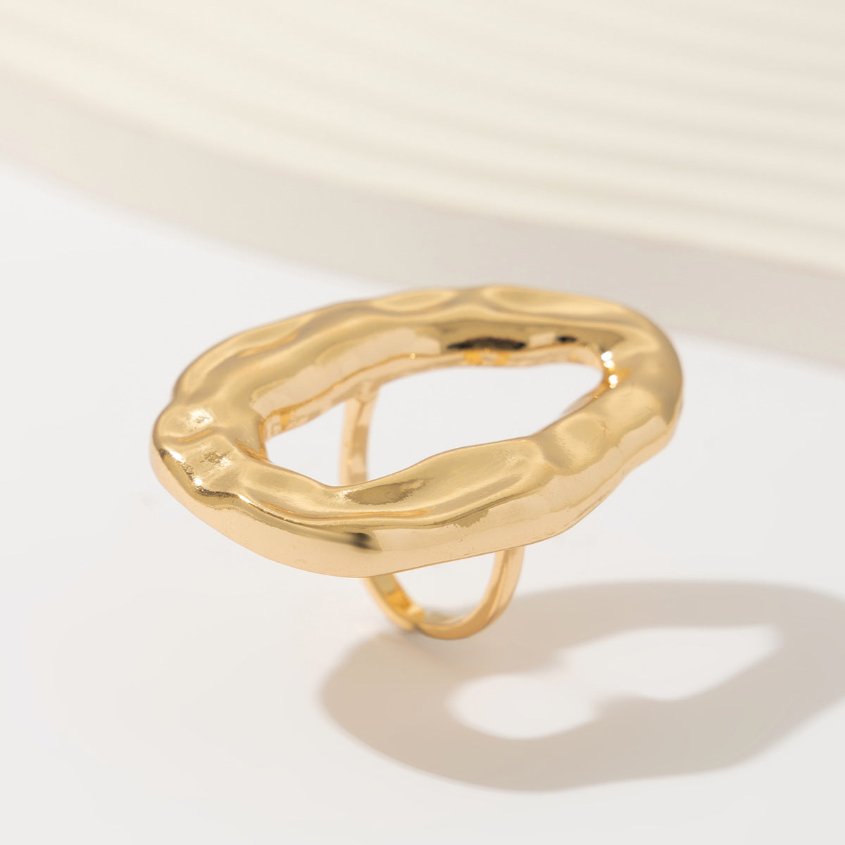 Anillo cuadrado geométrico líquido minimalista con detalle de flor sintética irregular para mujer, banda de aleación con acabado chapado