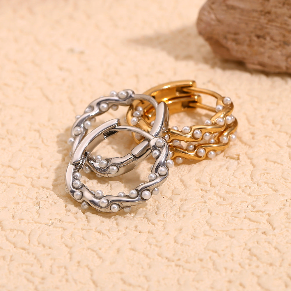 Orecchini a polsino in acciaio inossidabile placcato oro 18 carati con design geometrico d'ispirazione vintage e motivo a corda intrecciata irregolare con dettagli in perle