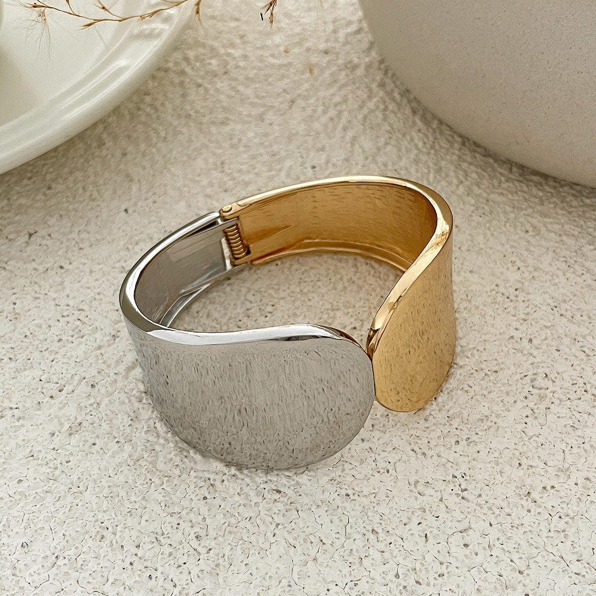 Bracciale geometrico minimalista in lega a forma di serpente con chiusura a molla da donna