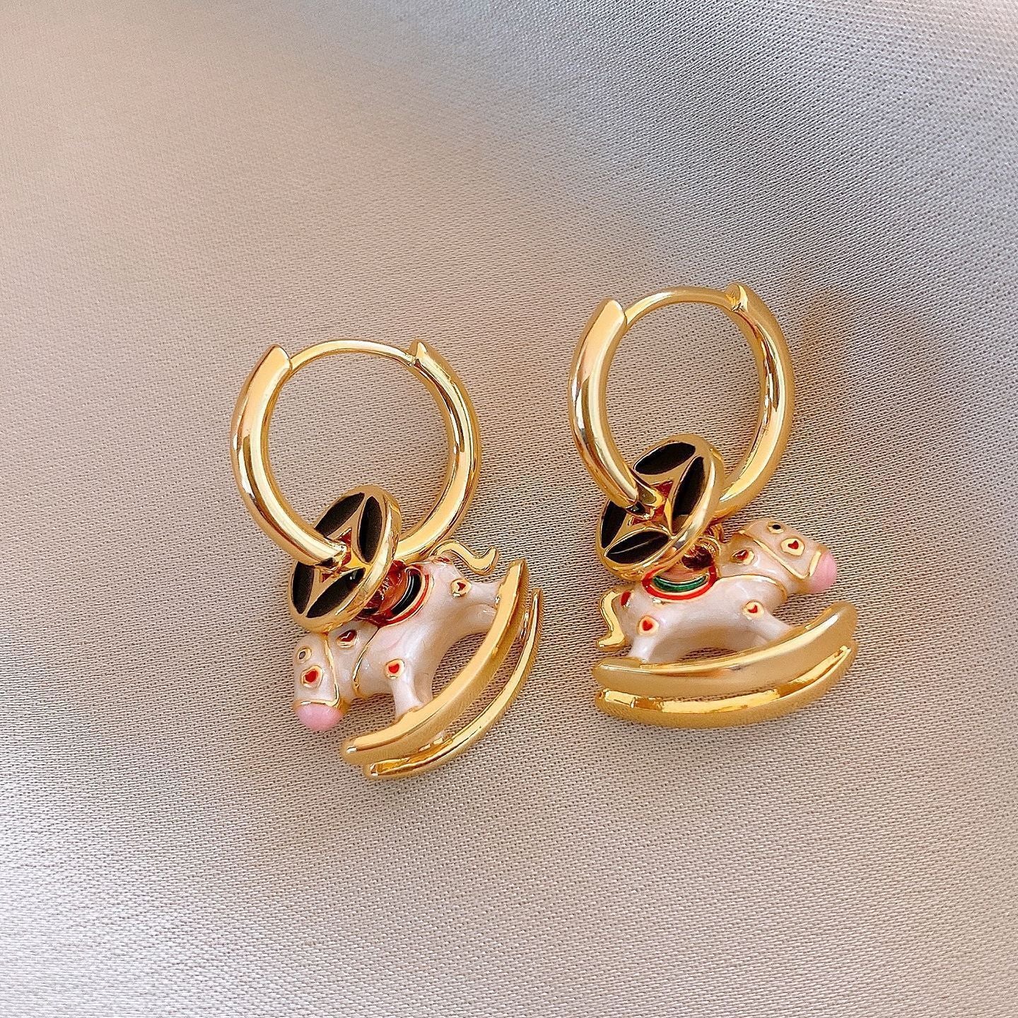Pendientes Minimalistas de Lujo con Colgante de Caballo en Cobre Bañado con Postes de Plata 925 para Uso Diario en Oficina Elegante para Mujer