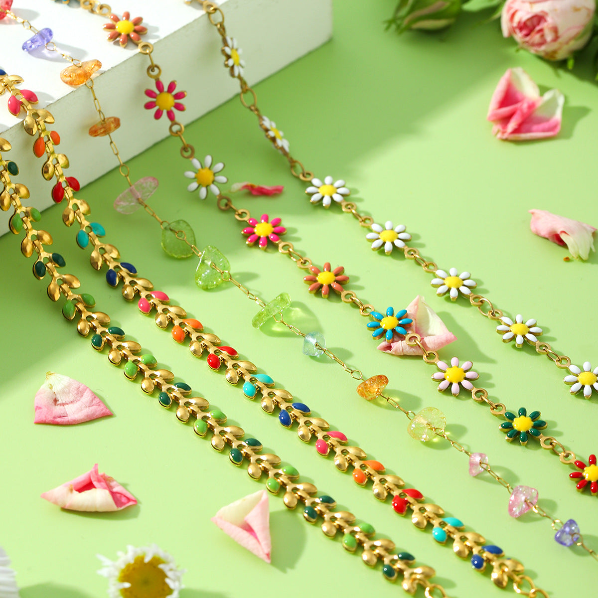 Collar Minimalista con Colgante de Margarita y Mariposa con Motivo de Rama de Olivo en Acero Inoxidable con Acabado Esmaltado para Mujer