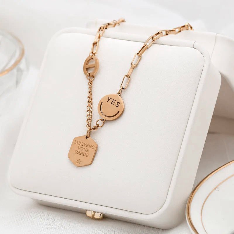 Collana Minimalista Esagonale con Lettere Sorriso da Donna in Acciaio al Titanio con Placcatura in Oro 14K su Catena a O