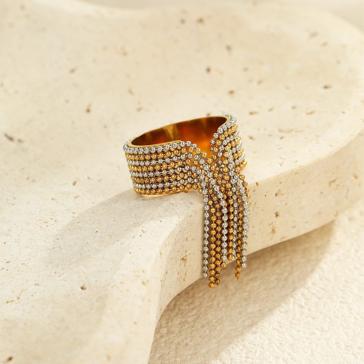 Anillo minimalista geométrico de acero inoxidable con acabado chapado y detalle de borla para mujer
