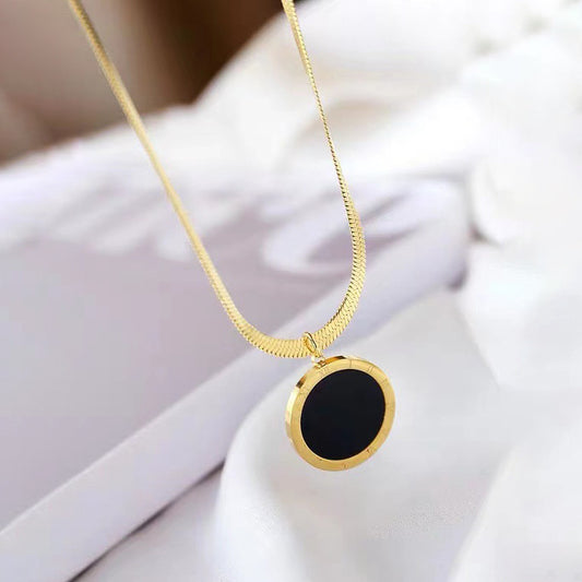 Collana con Pendente Minimalista in Numeri Romani in Acciaio al Titanio con Intarsio Dorato su Catena Snake da Donna
