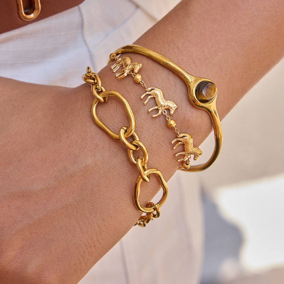 Pulsera Minimalista de Acero Inoxidable para Mujer con Baño de Oro de 18K y Diseño Geométrico de Caballo