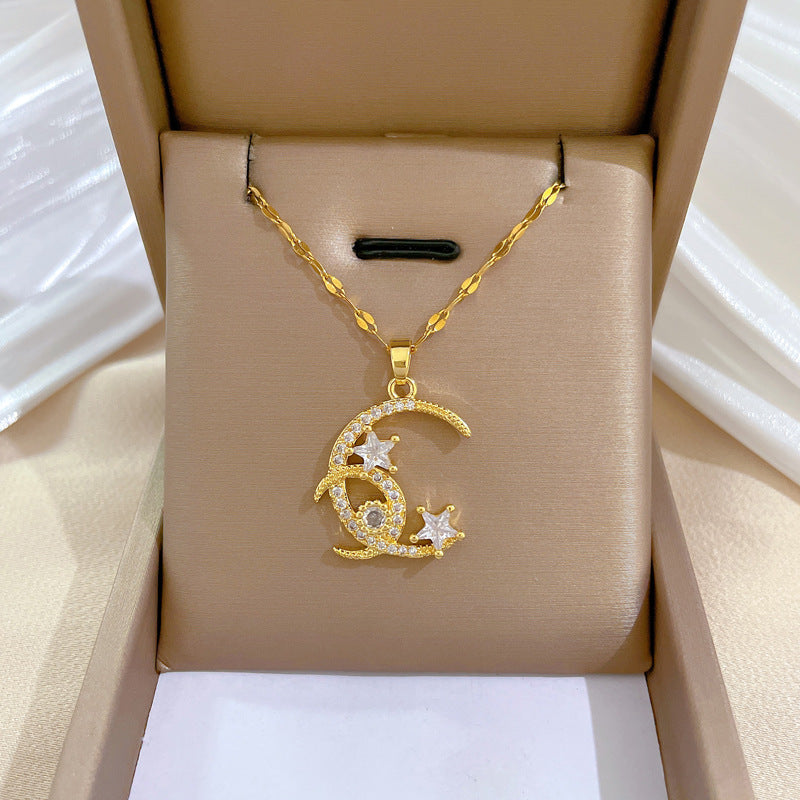 Collana da donna lussuosa e minimalista in acciaio al titanio con luna intarsiata di strass, dolce ciondolo geometrico