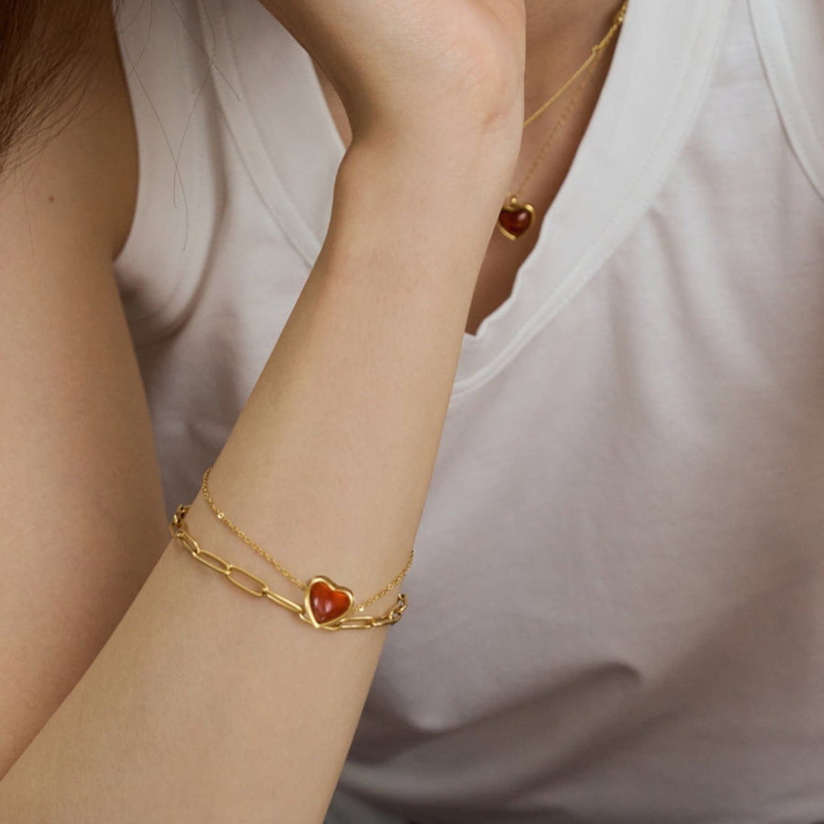 Bracciale da donna in Acciaio Inox Geometria Minimalista Placcato Oro 18K con Cuore in Agata Rossa