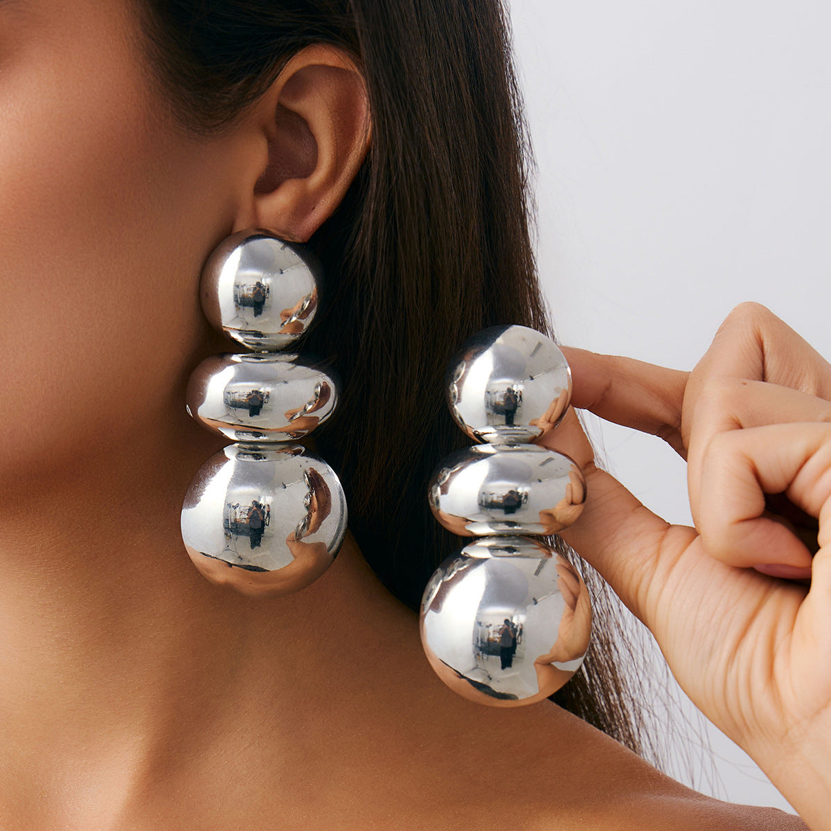 Orecchini vistosi geometrici asimmetrici da donna con finitura in metallo galvanizzato e perni in acciaio inossidabile