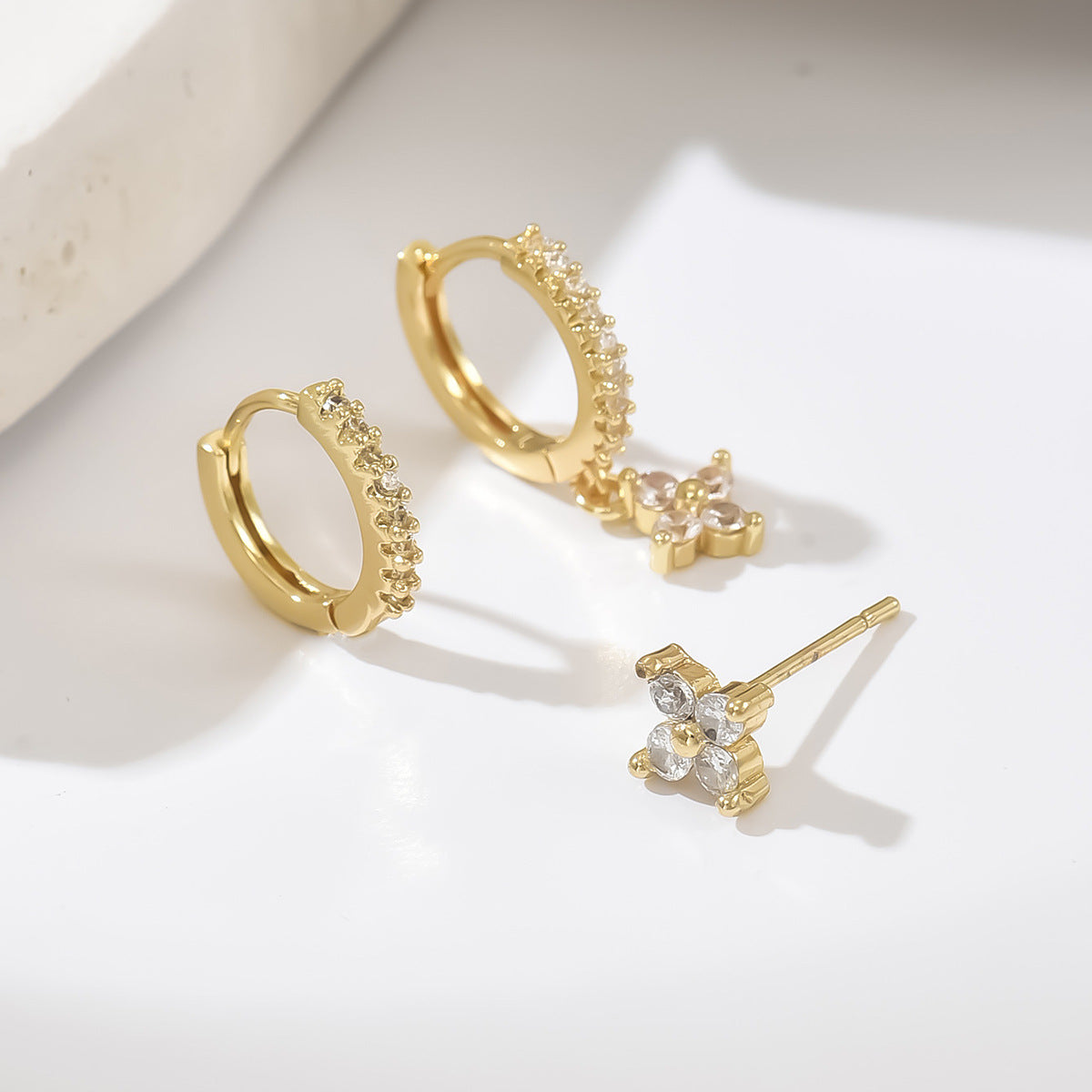 Aretes Minimalistas Geométricos con Incrustaciones de Zirconia en Base de Cobre y Postes de Acero Inoxidable para Mujer
