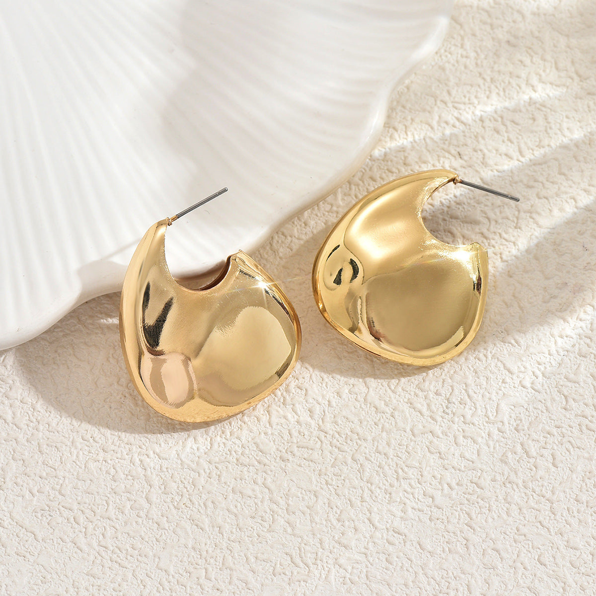 Aretes Chic Geométricos de Aleación de Zinc Pulido para Mujer con Acabado Electrochapado en Oro de 18K