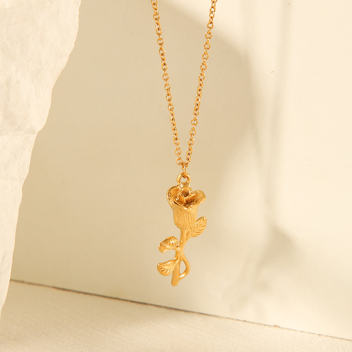 Elegante Collana Pendente a Rosa per Donna in Acciaio Inossidabile con Finitura Placcata, Design Floreale e Geometrico