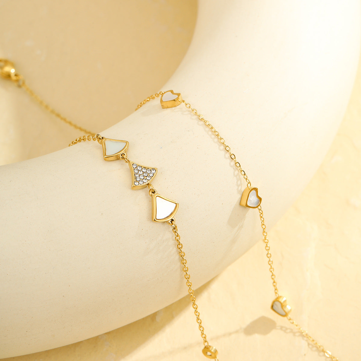 Cavigliera Minimalista in Acciaio Inossidabile Color Argento con Foglia di Ginkgo e Motivi a Cuore da Donna