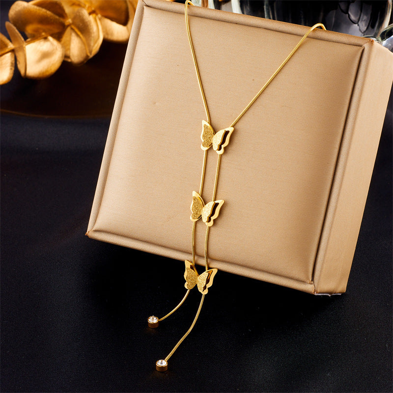 Collar con colgante minimalista de mariposa y estrella a la moda con incrustaciones de diamantes de imitación en cadena de acero de titanio para mujer