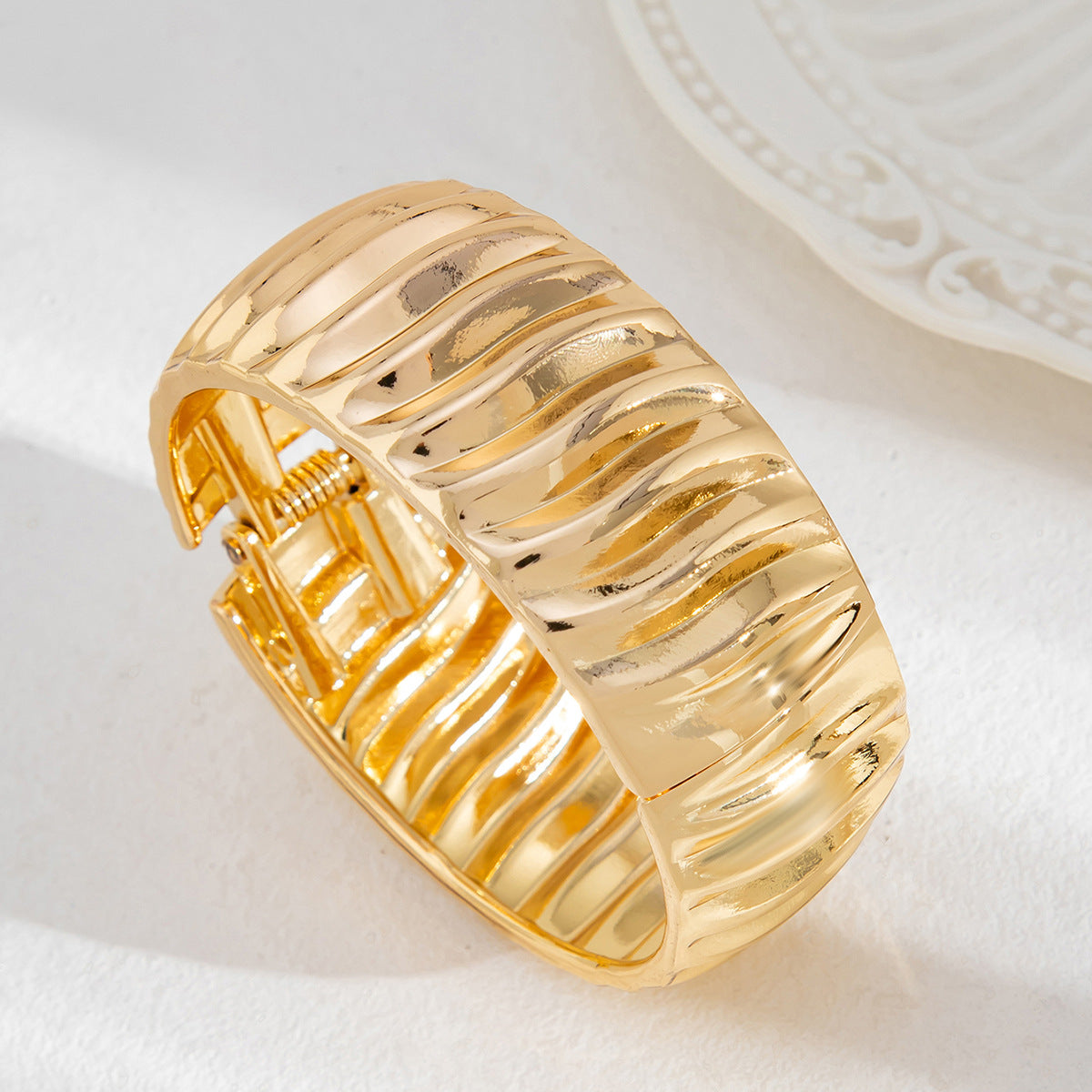 Pulsera minimalista con diseño de ondas de aleación electrochapada con cierre de mosquetón para mujer