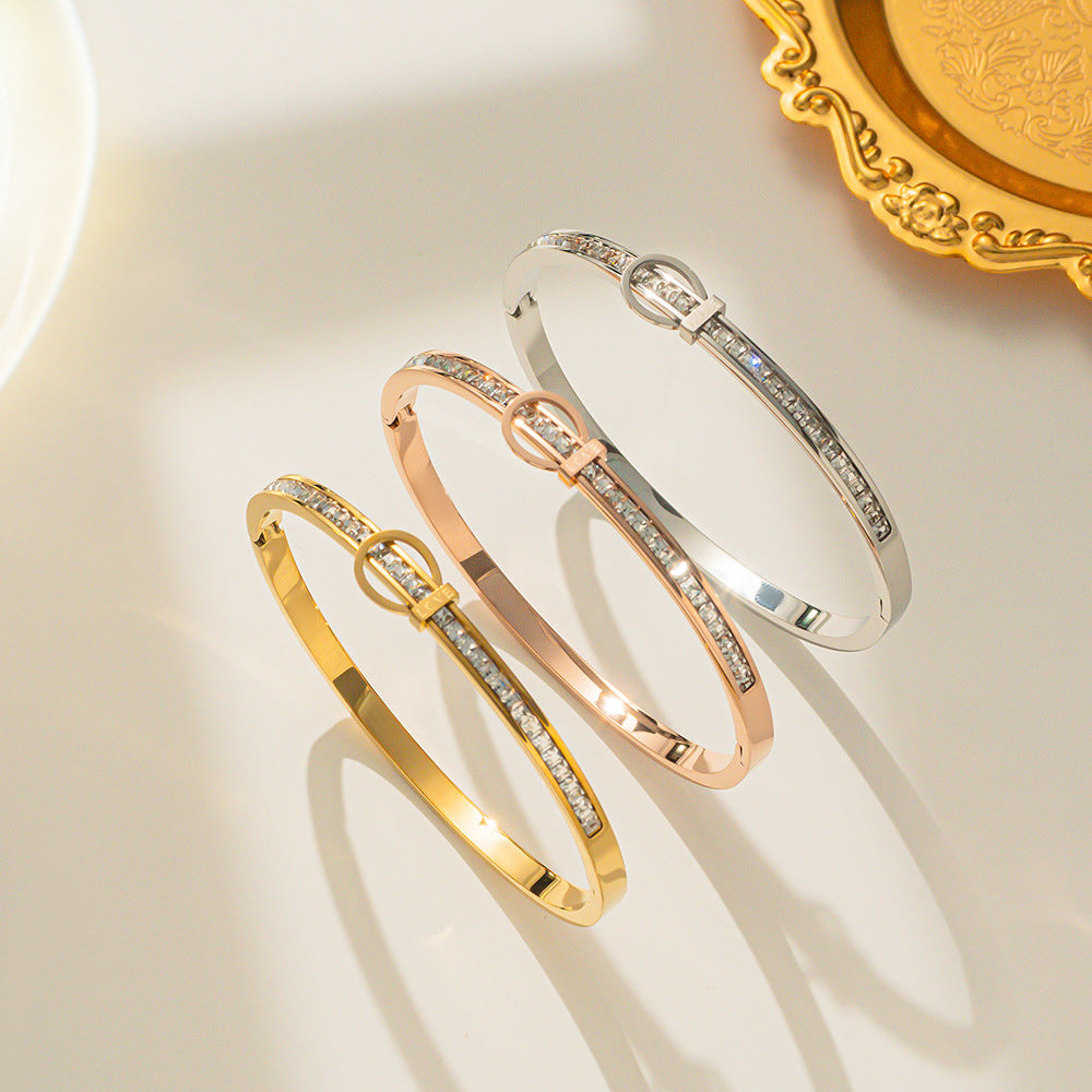 Pulsera Minimalista de Acero de Titanio con Cierre de Carta de Amor Galvanizada para una Retención Duradera del Color