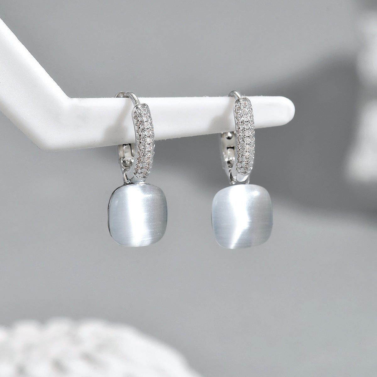 Aretes geométricos estilo Chanel para mujer con incrustaciones de circonitas sobre base de latón y postes de acero inoxidable