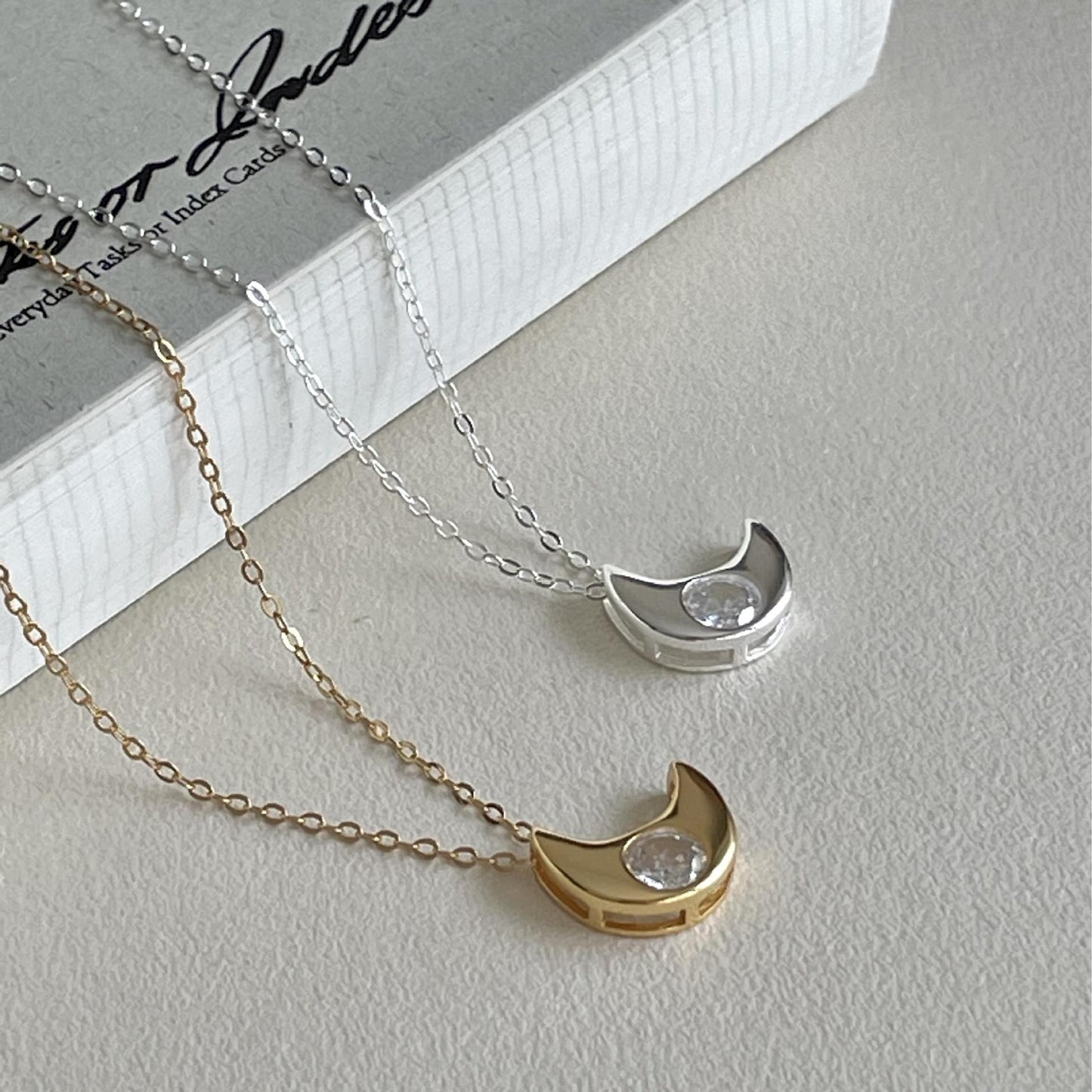 Collar Minimalista con Colgante de Luna de Plata de Ley 925 con Incrustaciones de Pedrería en Cadena de Eslabones