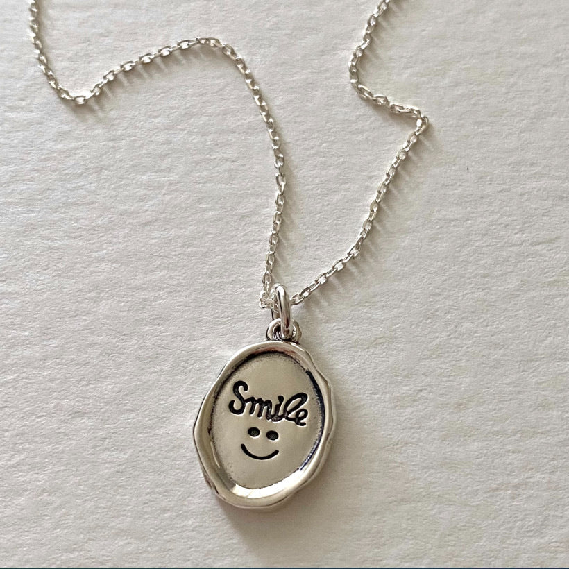 Collana con ciondolo a sorriso minimalista da donna in argento sterling 925 con finitura lucida