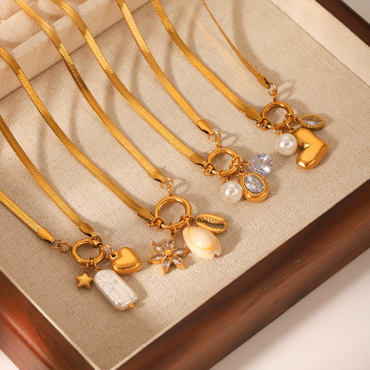 Collana a catena in acciaio inossidabile con ciondoli in acciaio al titanio e perle, forme geometriche (cuore, stella, goccia), finitura placcata, per donne