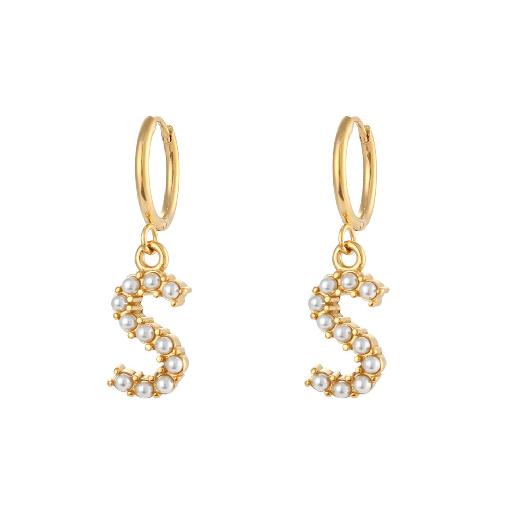 Orecchini a perno a forma di lettera dal design minimalista per donna in acciaio inossidabile con placcatura in oro 18 carati e dettagli in perle