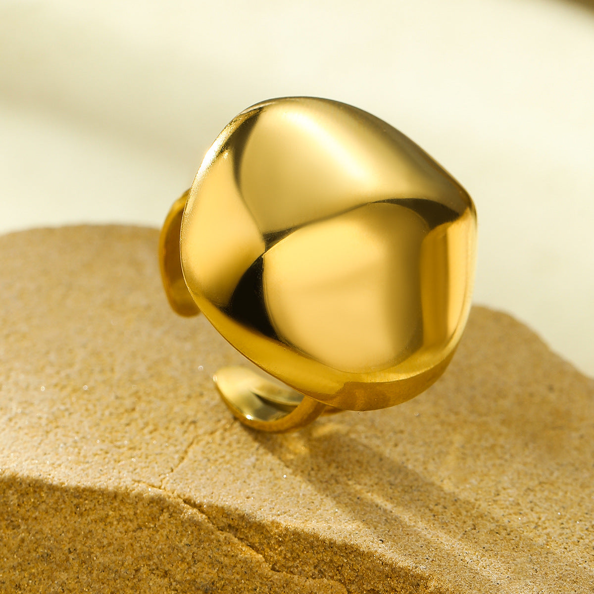 Anillo de titanio de acero inoxidable geométrico con baño de oro de 18 quilates, superficie lisa y textura hueca, estilo elegante para mujer de oficina