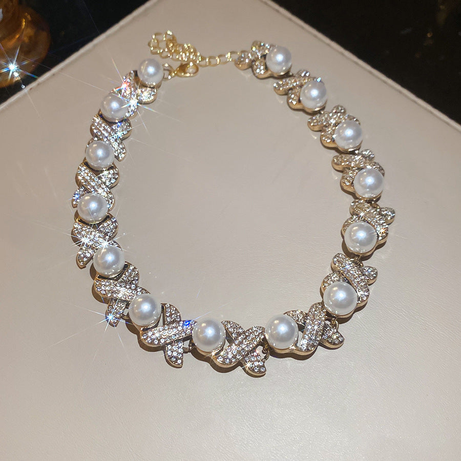 Set di collana con ciondolo rotondo in perle finte placcato in stile vintage con bracciale e orecchini abbinati da donna