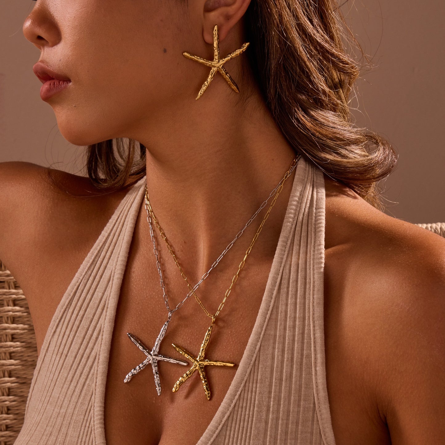Elegante collar con colgante de estrella de mar de inspiración marina en acero inoxidable con textura martillada y acabado galvanizado para mujer