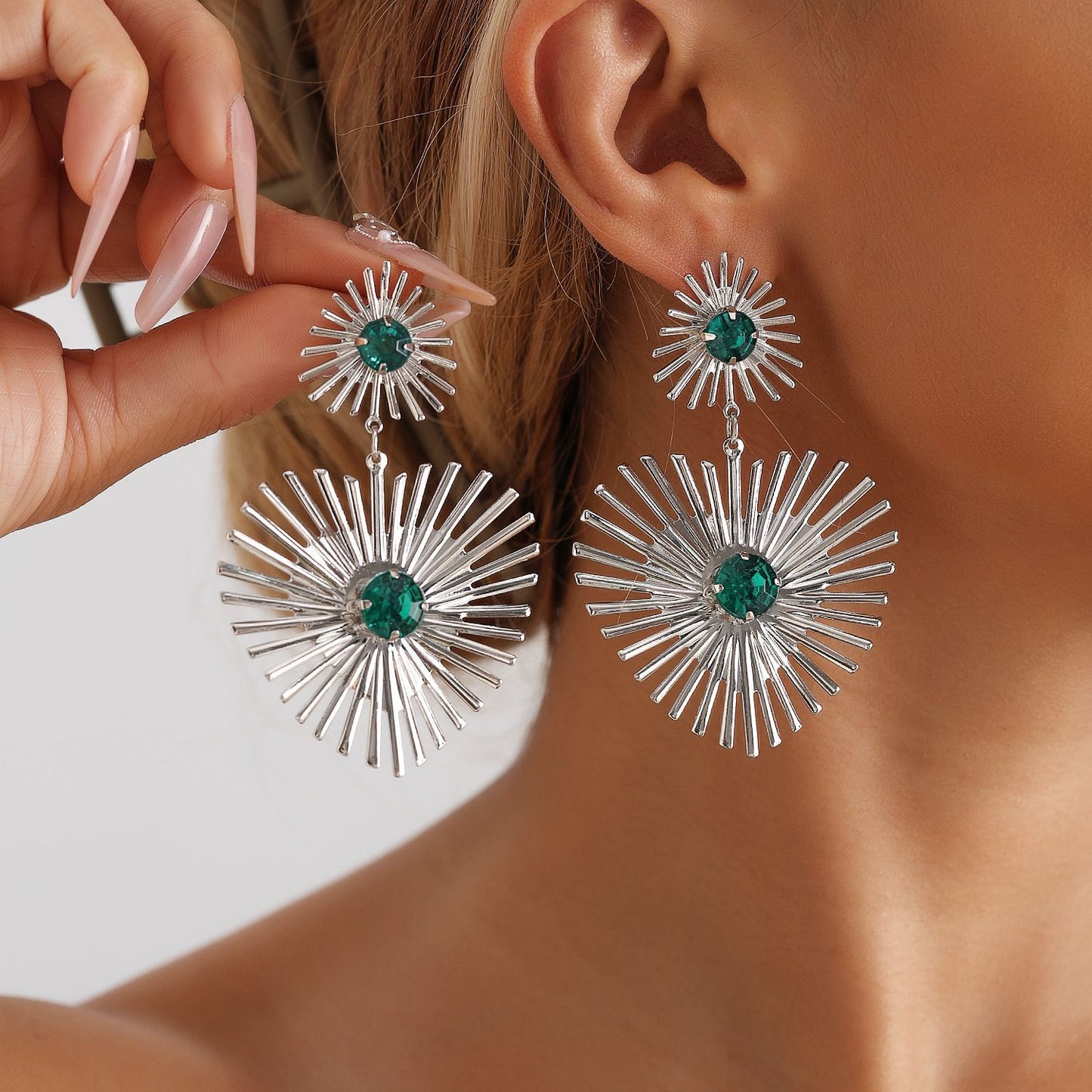Pendientes de aleación para mujer con acabado chapado, diseño geométrico de corazón, inspirados en el estilo vintage, adornados con pedrería de color verde esmeralda
