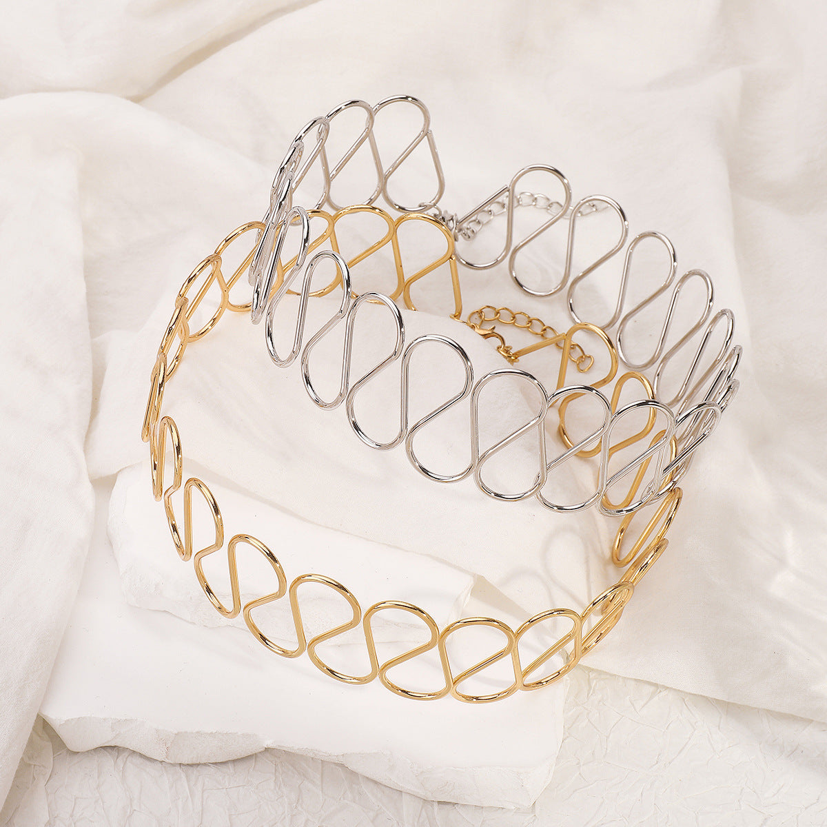 Collar Gargantilla Metálica Geométrica con Forma de Onda Minimalista para Mujer con Acabado Galvanizado